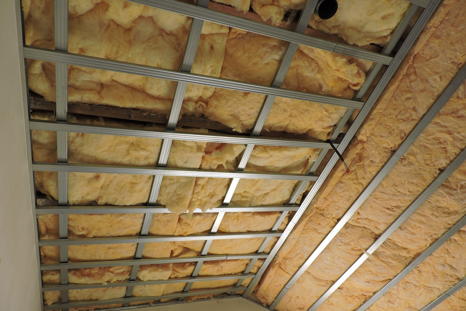 Ocieplanie skosów poddasza: skuteczne metody i wskazówki