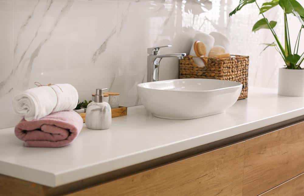 Blaty łazienkowe – jaki materiał sprawdzi się najlepiej w wilgotnym środowisku?