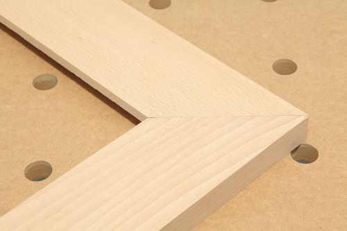 Łączenie drewna pod kątem: techniki i porady