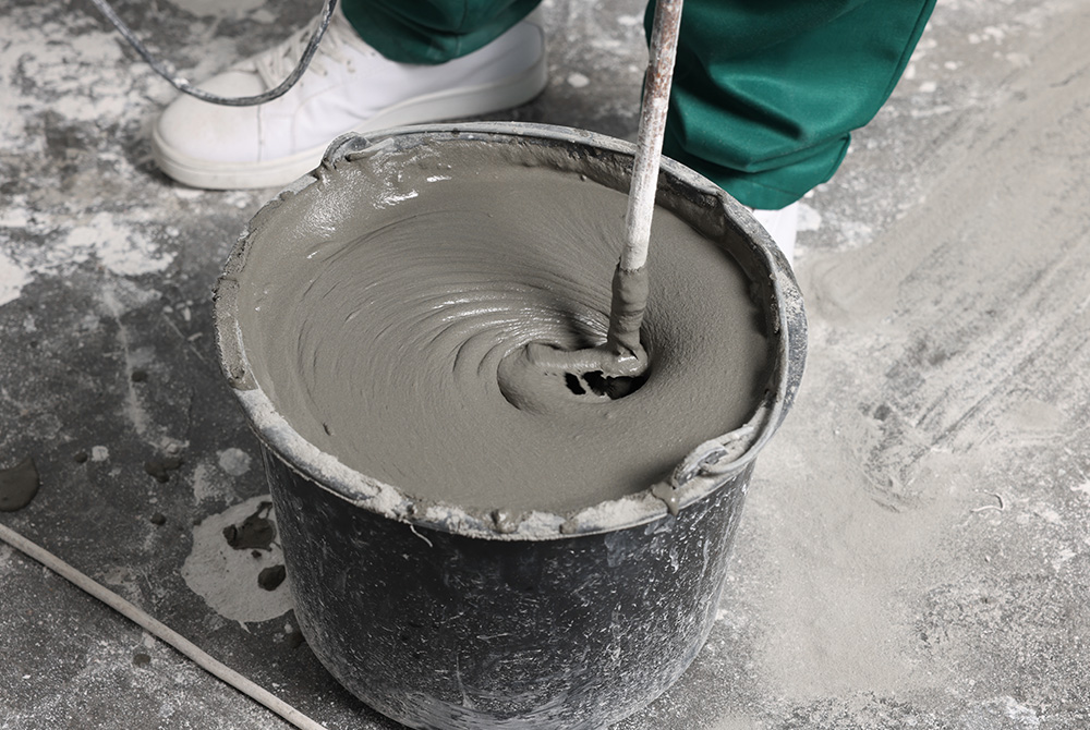 Mieszanie betonu: jak rozrabiać cement i piasek, proporcje i praktyczne wskazówki